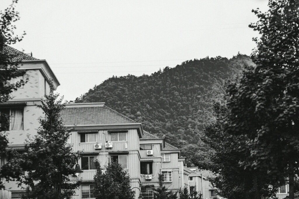 a black and white photo of a city street
