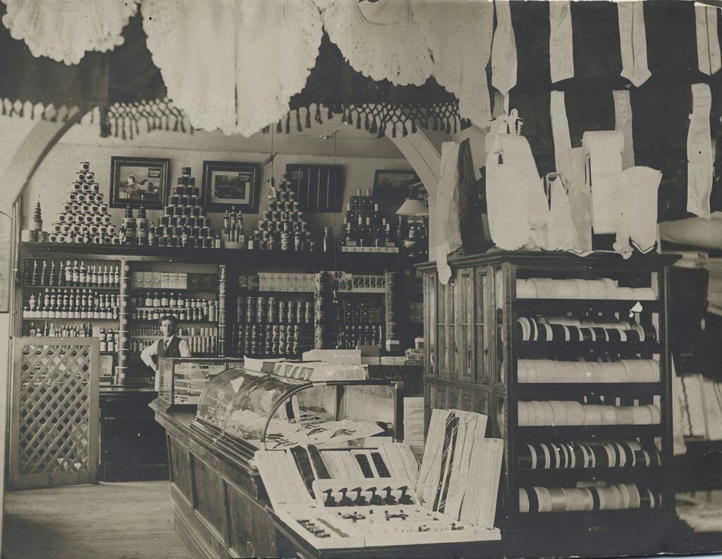 Eva castril: la historia de la tienda que lleva un siglo en el corazón de granada 2 a black and white photo of a store
