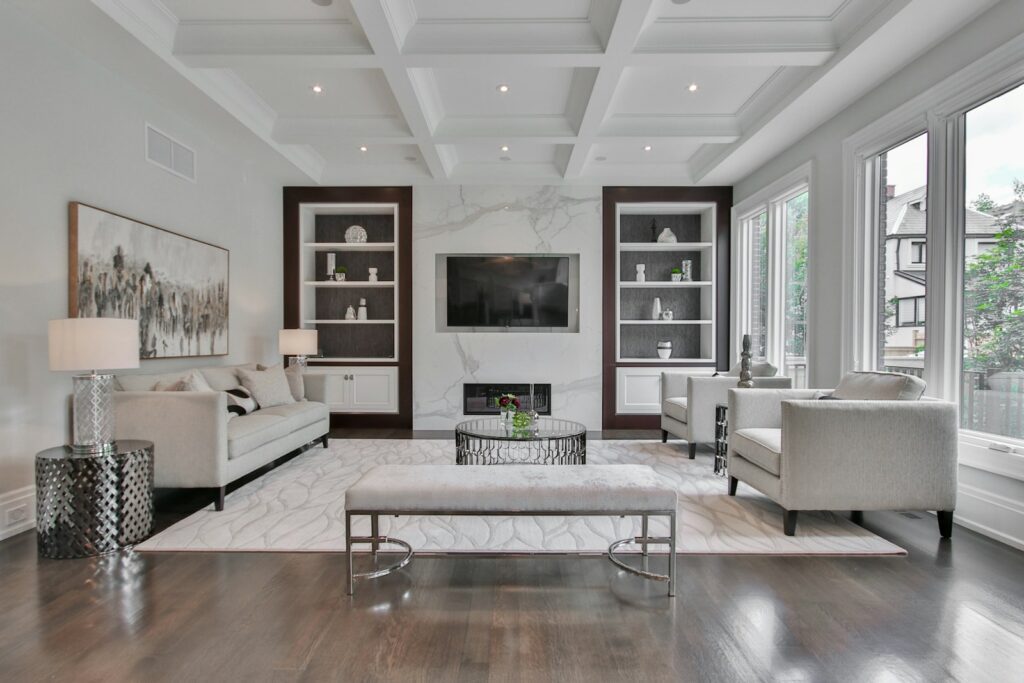5 ideas fáciles para decorar tu salón y darle un toque acogedor 3 white wooden coffee table near white sofa